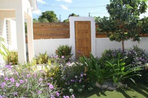Property grounds - Lovely Villa Rose des cayes in Saint Barthélémy with parking and private pool (Saint Barthelemy)