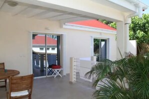Outdoor dining - Lovely Villa Rose des cayes in Saint Barthélémy with parking and private pool (Saint Barthelemy)