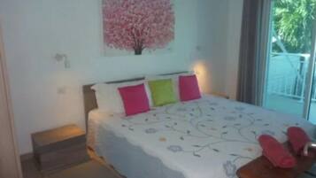 1 sovrum, vÀrdeförvaringsskÄp pÄ rummet och strykjÀrn/strykbrÀda