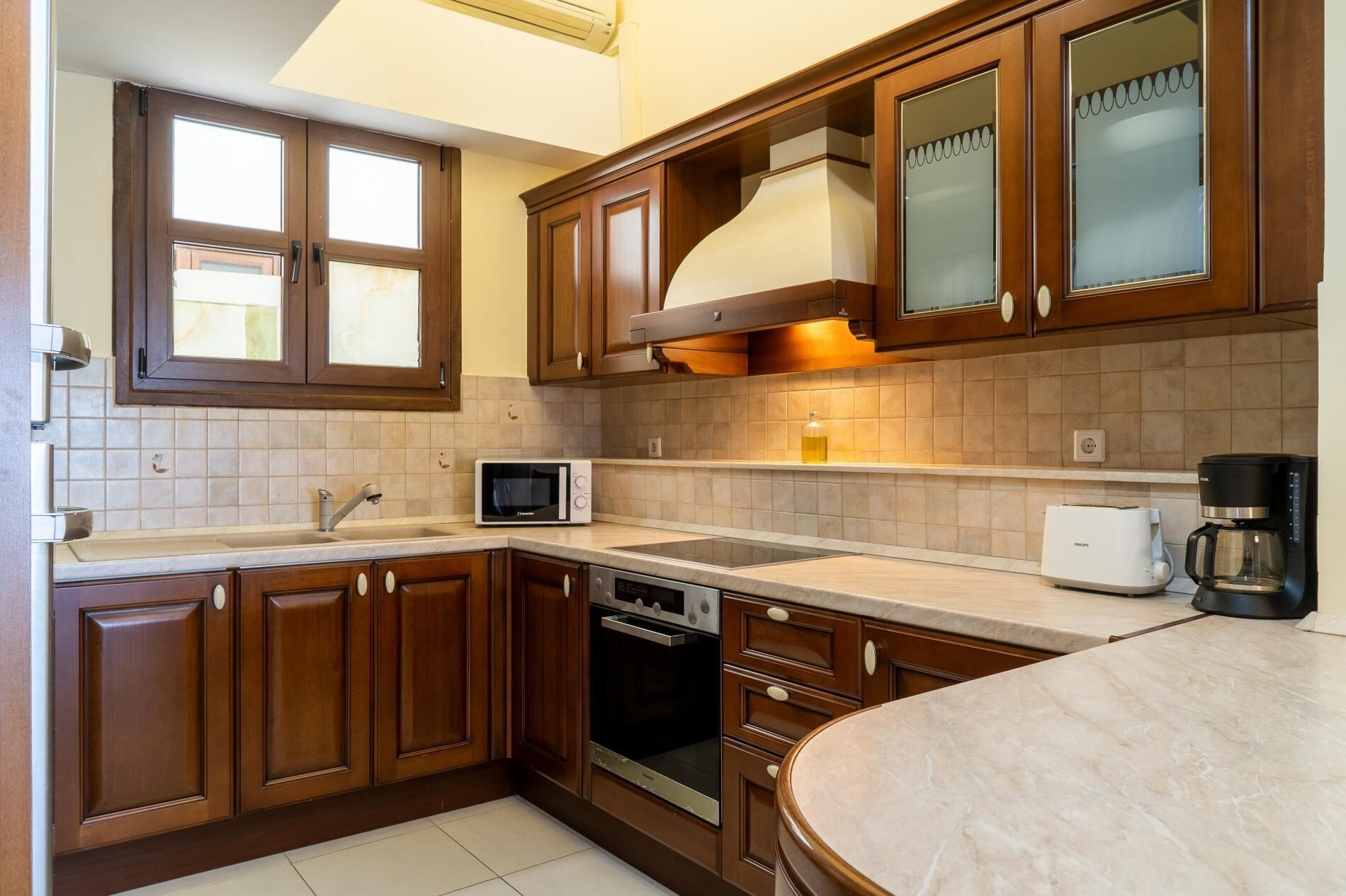 Apartamento (3 Bedrooms) | Cozinha privada | Cafeteira/chaleira, geladeira grande, micro-ondas, fogão