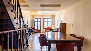 Apartment (3 Bedrooms) | Wohnbereich | 45-Zoll-Flachbildfernseher mit Satellitenempfang, Fernseher