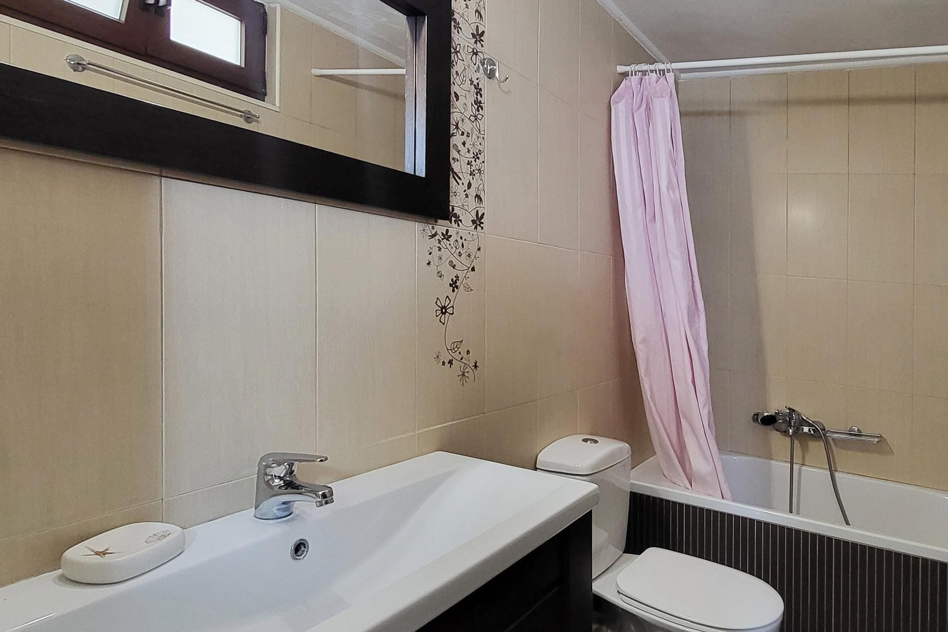 Leilighet (3 Bedrooms) | 3 soverom, strykejern/-brett, wi-fi (inkludert) og individuelt dekorert