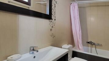 Leilighet (3 Bedrooms) | 3 soverom, strykejern/-brett, wi-fi (inkludert) og individuelt dekorert