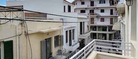 Apartment (3 Bedrooms) | Balcony