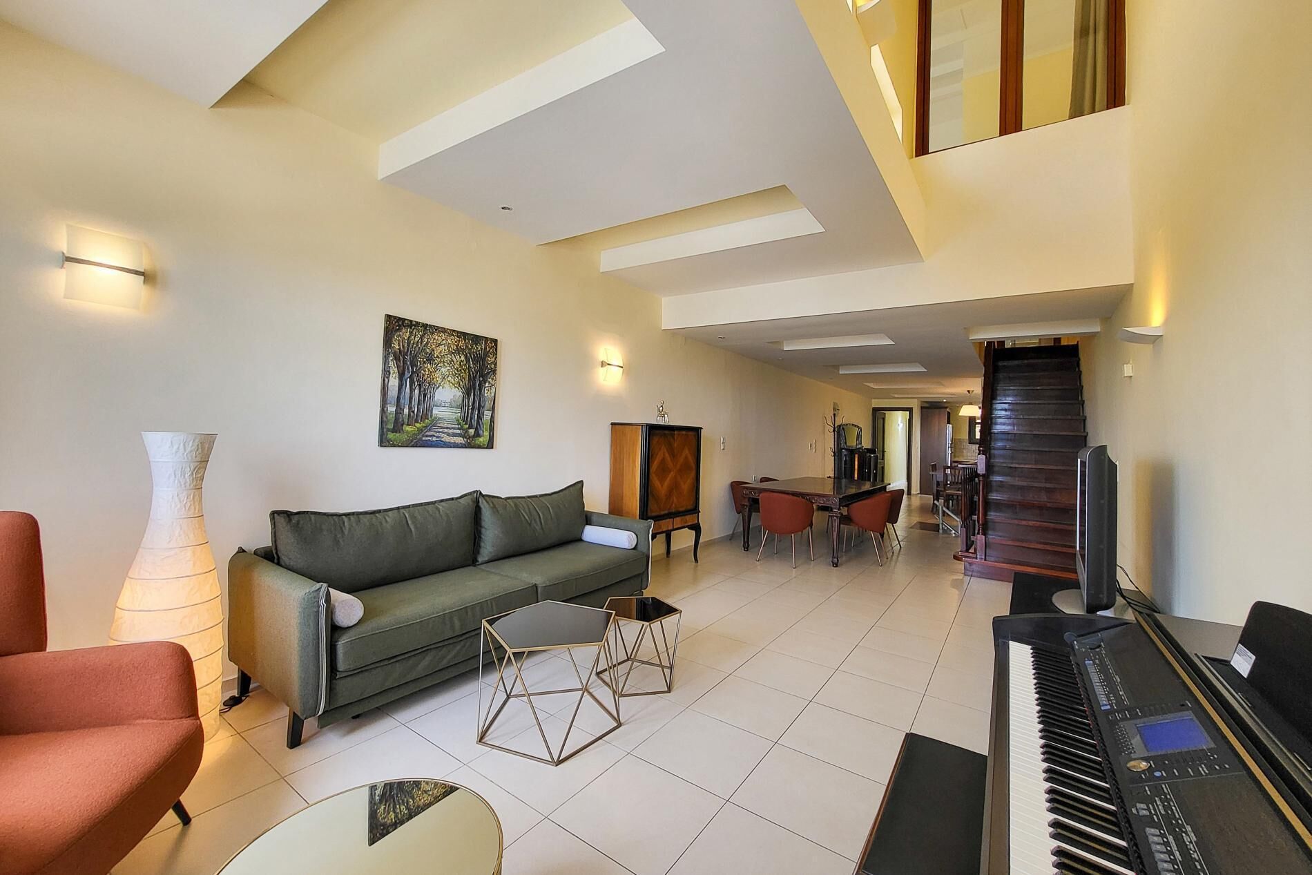 Apartamento (3 Bedrooms) | Zona de estar | Televisión de pantalla plana de 45 pulgadas con canales por satélite