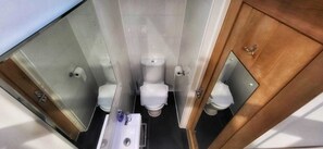 Habitació individual Comfort | Bany | Dutxa, articles de tocador gratuïts, tovalloles i xampú