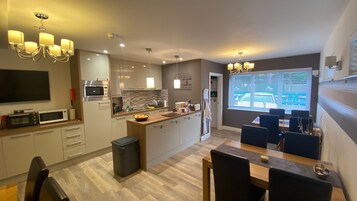 Televisión de pantalla plana, piso con calefacción