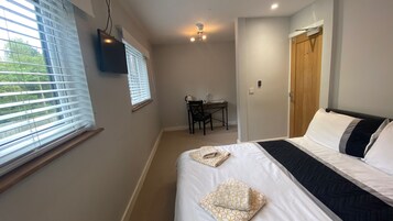 Quarto casal conforto, 1 cama de casal, para não fumantes, suíte | Quartos à prova de som, ferros/tábuas de passar roupa, Wi-Fi de cortesia