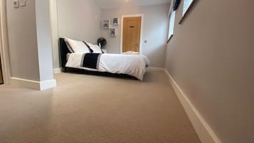 Comfort Double Room, 1 Double Bed, Non Smoking, Ensuite | Individually furnished, soundproofing, iron/ironing board, free WiFi