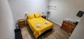 Quarto casal conforto, 2 quartos, para não fumantes, suíte | Quartos à prova de som, ferros/tábuas de passar roupa, Wi-Fi de cortesia