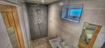 舒适双人房, 2 间卧室, 无烟房, 独立浴室 | 浴室 | 淋浴设施、免费洗浴用品、毛巾、洗发水