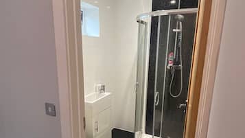 Habitación doble Confort, 1 cama matrimonial, para no fumadores, baño en la habitación | Baño | Regadera, amenidades de baño gratuitas, toallas, shampoo
