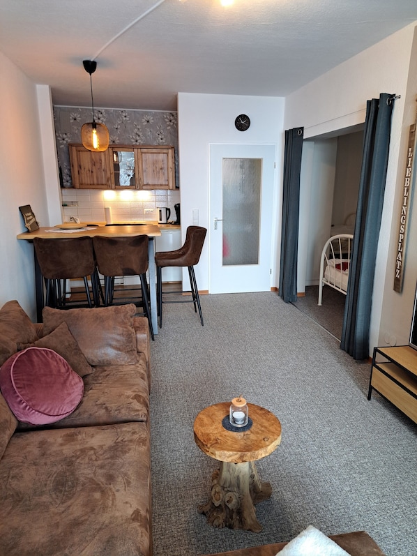 2 bedrooms, travel crib, free WiFi, bed sheets