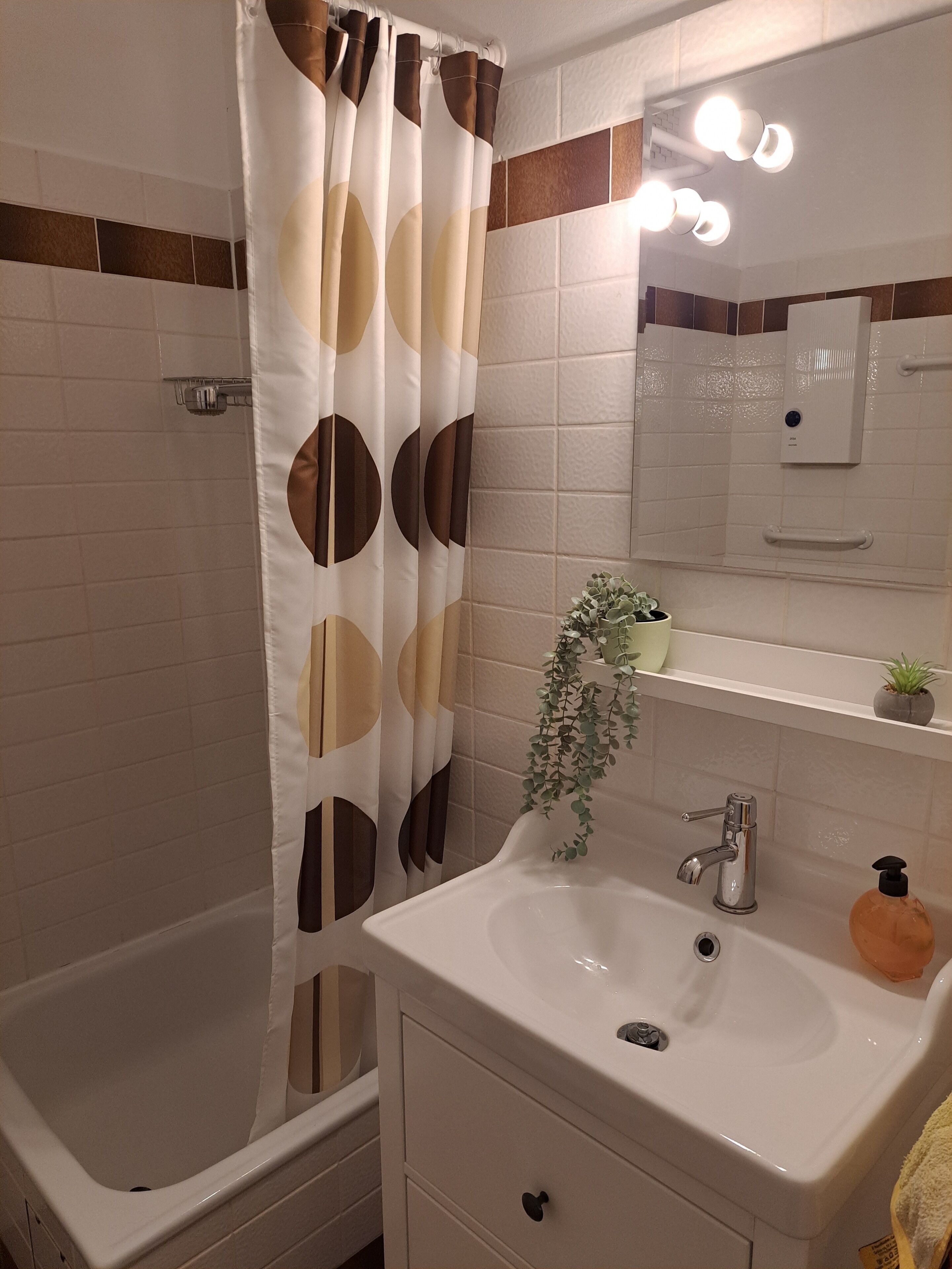 Suihku, hiustenkuivaaja, pyyhkeet, saippua