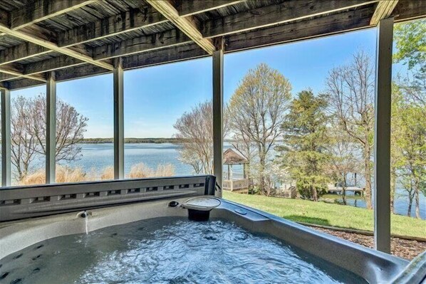 Tina de hidromasaje al aire libre