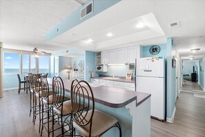 ثلاجة، ميكروويف، فرن، موقد طهي مسطح