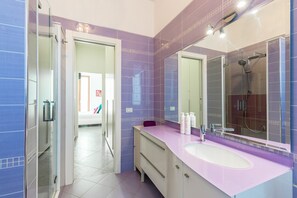 Bathtub, hair dryer, towels