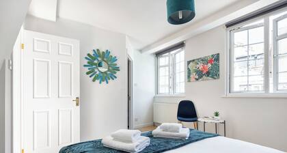| Central London TownHouse on Quiet Mews |