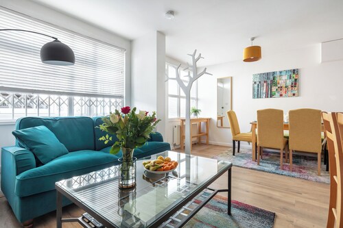 | Central London TownHouse on Quiet Mews  |