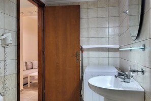 City Apartment | Bathroom | Bathtub, hair dryer, towels, soap - Katrina House (Rethymno)