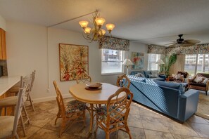 Condo, 2 Bedrooms | Dining