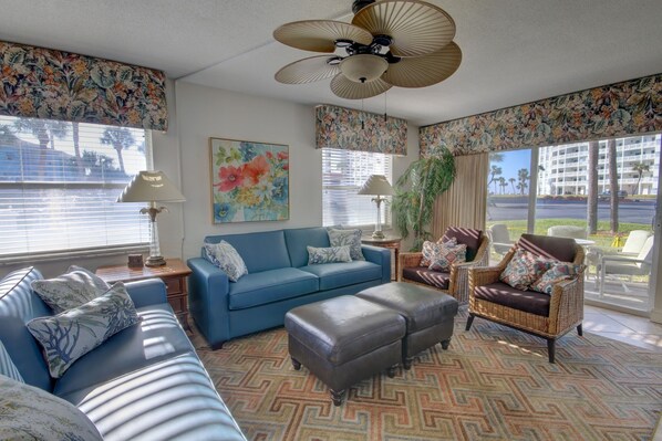 Condo, 2 Bedrooms | Living area