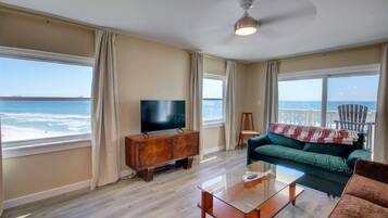 Condo, 2 Bedrooms | Living area