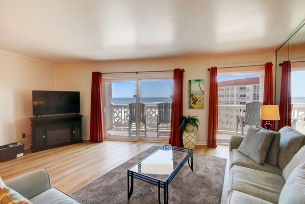Condo, 1 Bedroom | Living area