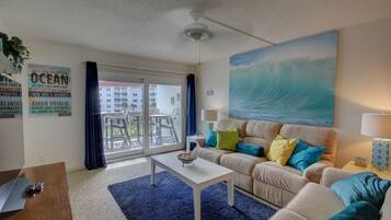 Condo, 2 habitaciones | Área de sala de estar