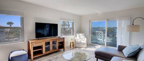 Condo, 2 habitaciones | Área de sala de estar