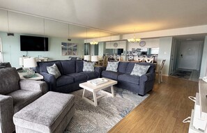 Condo, 2 habitaciones | Área de sala de estar