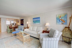 Condo, 2 habitaciones | Área de sala de estar