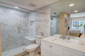 Condo, 2 habitaciones | Baño | Toallas