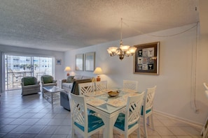 Dining - 433 El Matador 2 Bedroom Condo by RedAwning (Fort Walton Beach)
