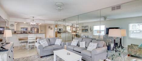 Condo, 2 Bedrooms | Living area