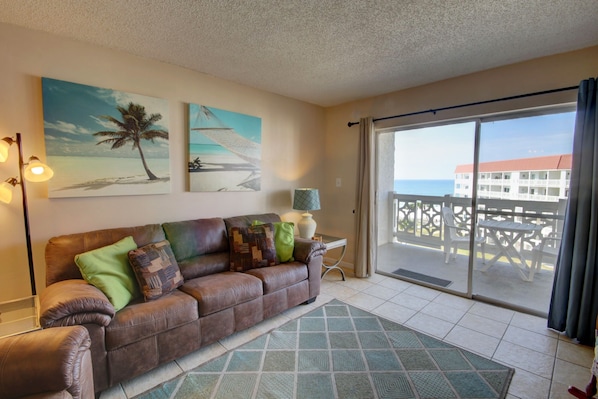 Condo, 2 Bedrooms | Living area