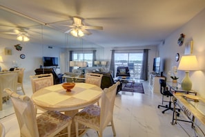 Condo, 2 Bedrooms | Dining