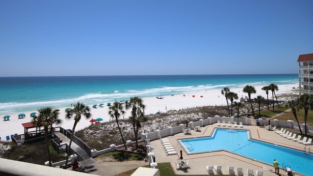 Ein Resort mit Pool, Strand und Meerblick.