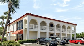 A building with a red roof, white walls, and multiple balconies with white railings. - 440 El Matador 2 Bedroom Condo by RedAwning (Fort Walton Beach)