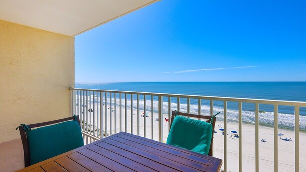 Een balkon met uitzicht op het strand.