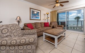 Condo, 2 habitaciones | Área de sala de estar