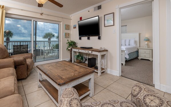 Condo, 2 Bedrooms | Living area