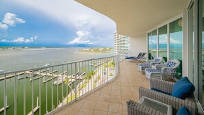 Ein Balkon mit Blick auf eine Marina und eine entfernte Insel.