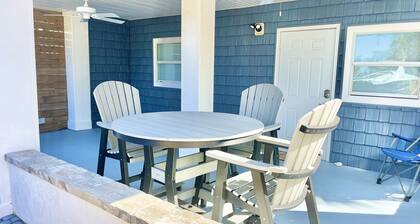 Dogs Welcome! Cute space, fresh out of entire renovation! Steps to beach!