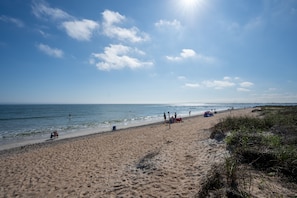 Ligstoelen aan het strand, strandlakens