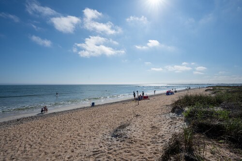 Dogs Welcome! Cute space, fresh out of entire renovation! Steps to beach!