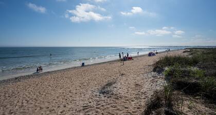 Dogs Welcome! Cute space, fresh out of entire renovation! Steps to beach!