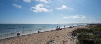 Dogs Welcome! Cute space, fresh out of entire renovation! Steps to beach!