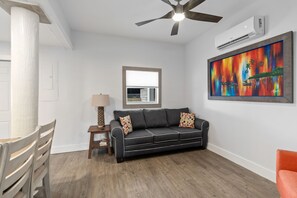 Een flatscreentelevisie en streamingdiensten