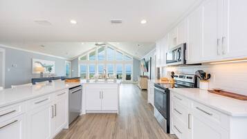 House, 3 Bedrooms | Private kitchen | Coffee/tea maker, fridge, oven
